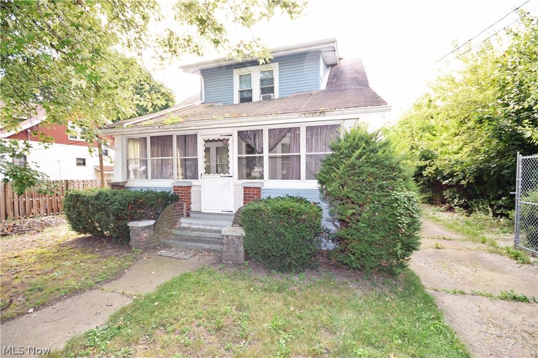 Tired of renting? Check out this fully applianced home! Laminate flooring throughout. Beautiful natural woodwork and built in storage. Enclosed porch to enjoy year round. Comes with America's Preferred Home Warranty! Don't wait, call today to schedule your showing!