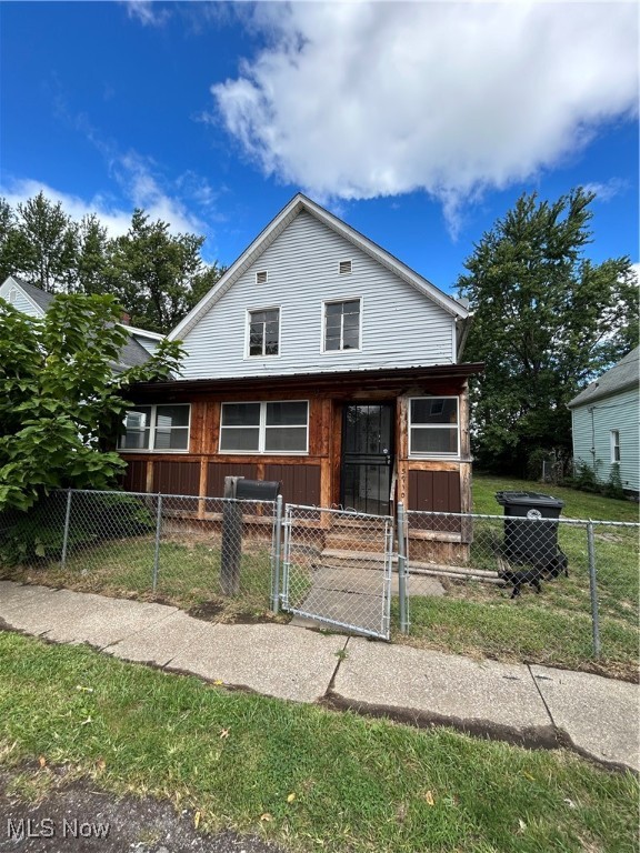 Clean affordable housing. Come see this charming 2 bed 1 bath upper unit located in the Clark - Fulton Neighborhood. This unit offers comfort and convenience, perfect for young professionals, families and students.Ample closet space, fenced in backyard for outdoor relaxation. Fridge and washer and dryer included. Contact listing agent to schedule a tour today.
Rental requirements:Tenant pays for electric and gas. Tenants are required to obtain and maintain renters insurance the duration of the lease. This is a non smoking property. There is a Residents Benefit Package that includes furnace filters, renters liability insurance, move in Concierge for utilities, credit building services, rewards for on-time rent payments, and much more! There is a mandatory monthly for this service. Credit score of 600+. 500 - 600 is considered conditional. Less than 3 items in collections, excluding student loan and medical. Monthly income of 2.5 times the amount of the monthly rent. Thorough Eviction Check. $50 Non Refundable App Fee for all Adults who will be occupying the property. Applications can only be completed online.
