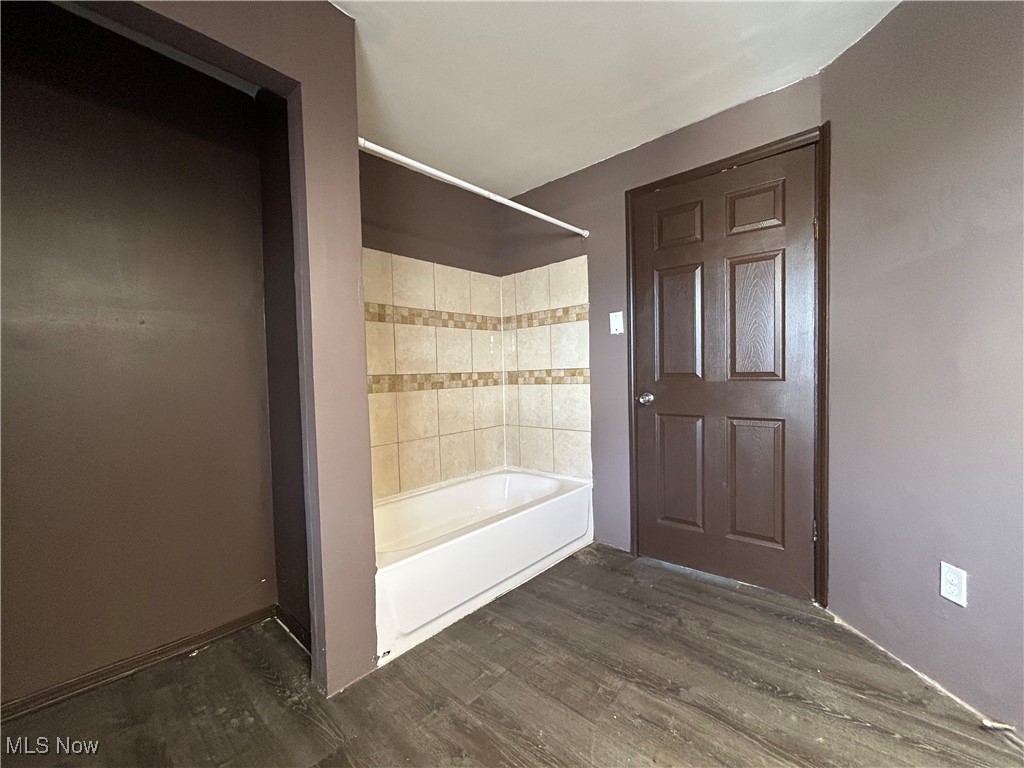 L H Mcarthurs - Residential Lease