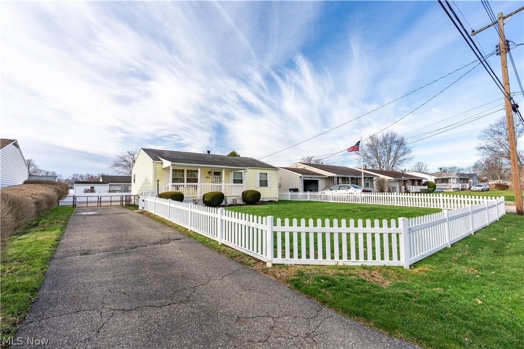 Photo of 3233 Russ Ranch Street NW, Massillon, OH 44646 (MLS # 5191884)