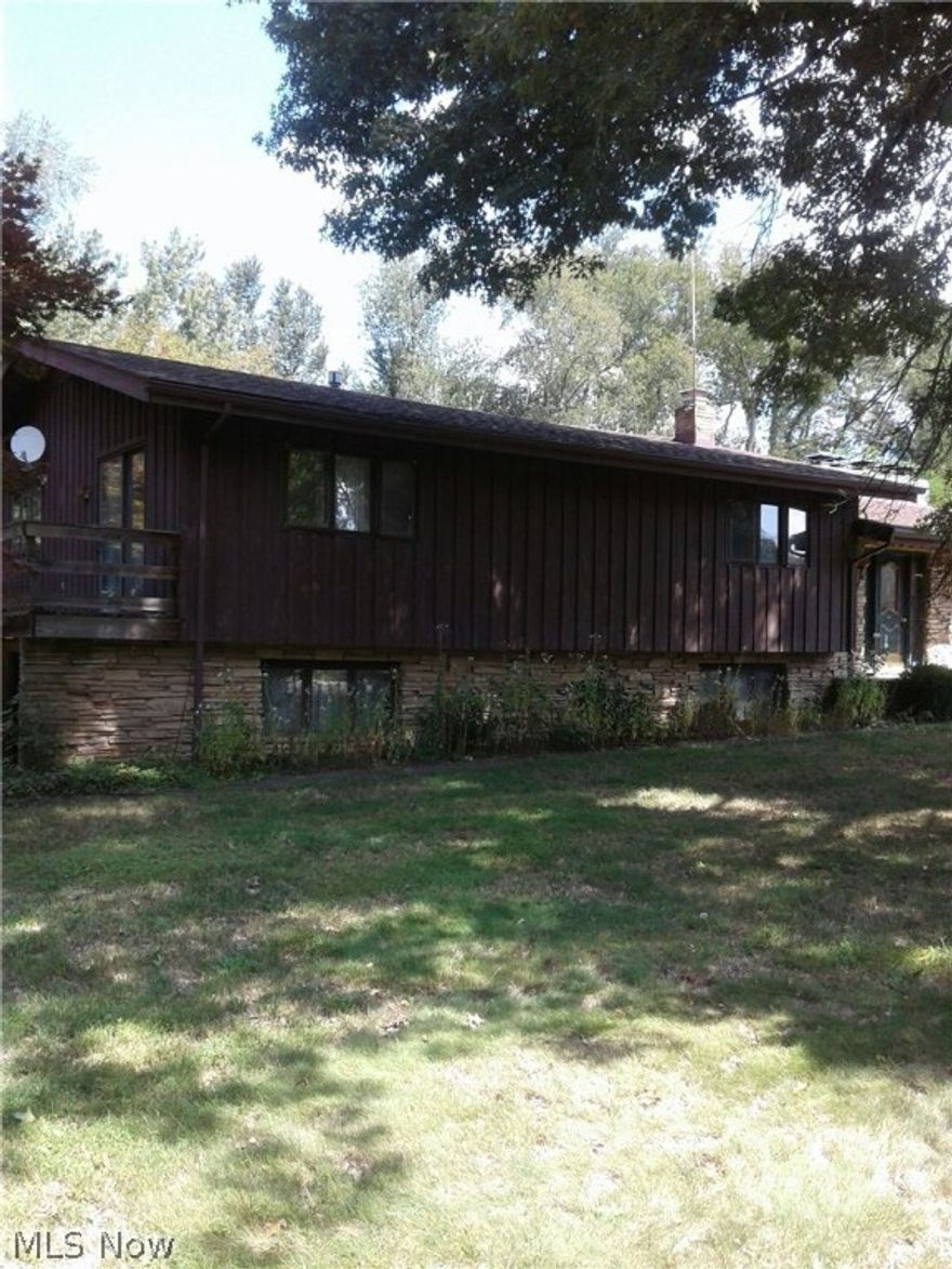 Great Location! Situated on a cul-de-sac. 2 Car Attached garage.Great Investment opportunity!
Sells "AS IS"