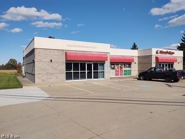 Available For Lease: 1,500 Square Feet of Retail / Office Space in a 3 suite plaza with Marco's Pizza being the anchor tenant. Local demographics include being located across from a strip center with a Convenience Store, Gas Station, and apartments. This is a high traffic location ideal for professional offices, technology oriented service, logistics or retail. Shared parking lot and located on corner of West Ridge Road and Turner Blvd., easy and convenient access points from Elyria, Amherst, Lorain and Oberlin. Arrange your confidential appointment to tour and visit today.