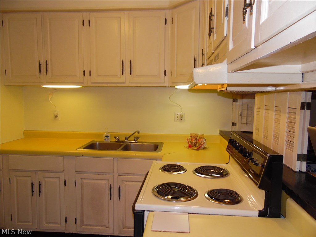 Village Green Condos 02 - Residential