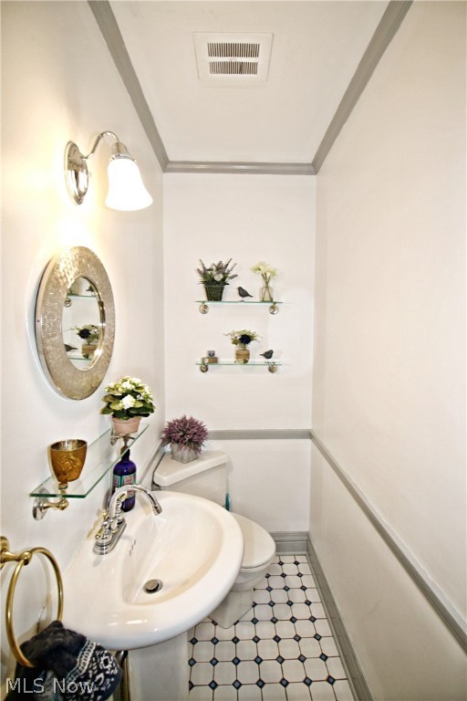 Main image without alt text