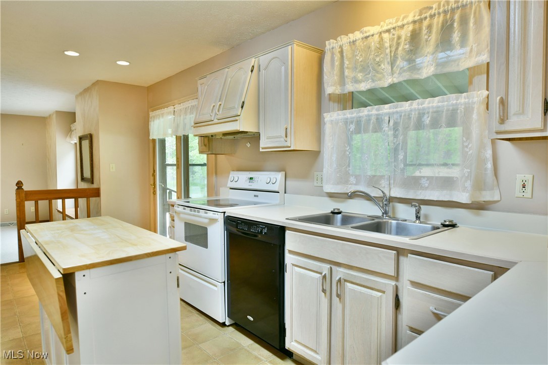 7675 Huntington Drive, Youngstown, Ohio image 14