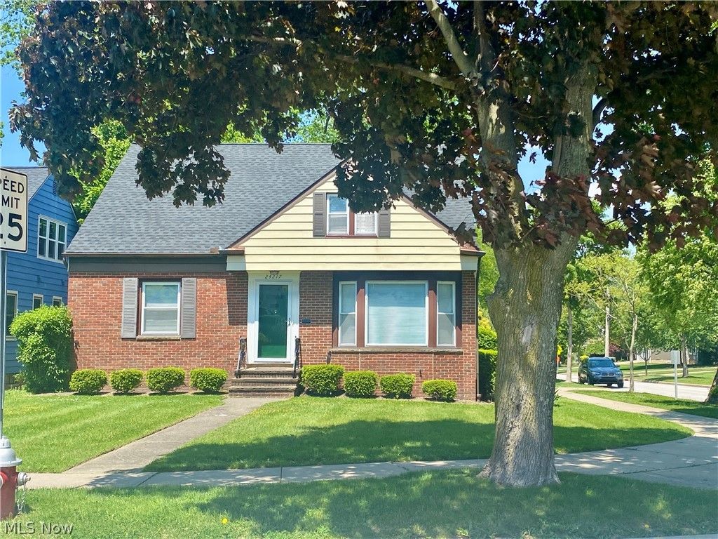 Photo of 24217 Woodway Road, Beachwood, OH 44122 (MLS # 5211326)