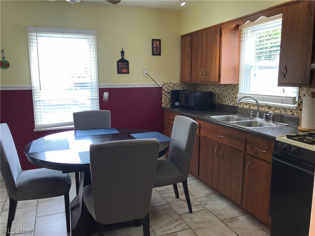 Montrose 02/Gay C Selbys - Residential