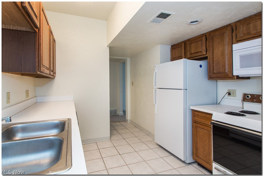 The South Shaker Apt. Building - Residential Lease