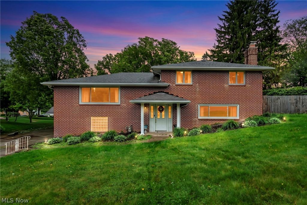 Photo of 4841 Glenennis Circle NW, Canton, OH 44708 (MLS # 5213417)