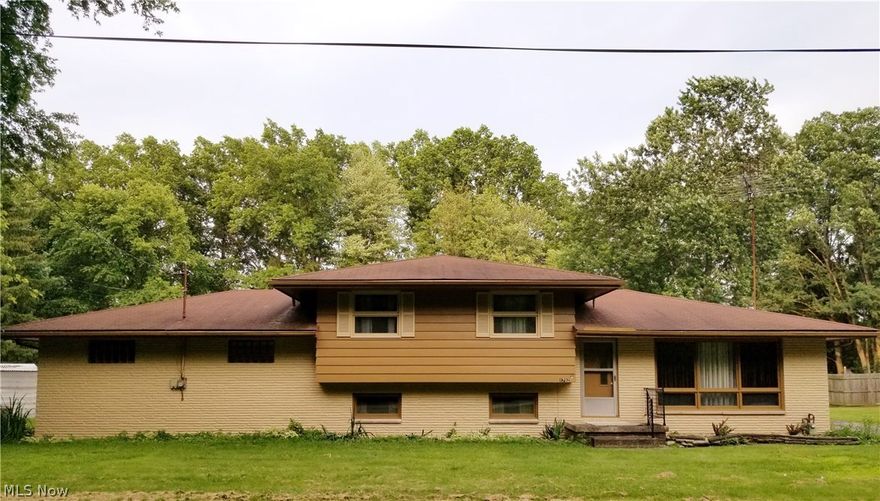 Enjoy peaceful living in this 3 bedroom split located on a quiet, dead end street in Howland. The large kitchen has been completely remodeled and boasts beautiful porcelain floors with a coordinating backsplash, cherry wood cabinetry and a new stove that has not been used. The original hardwood floors grace the living room, hallway and all bedrooms. The entire exterior of the home was painted June 2018. Other updates include new septic 2015, furnace and air 2013, dryer, well pump and tank 2011.