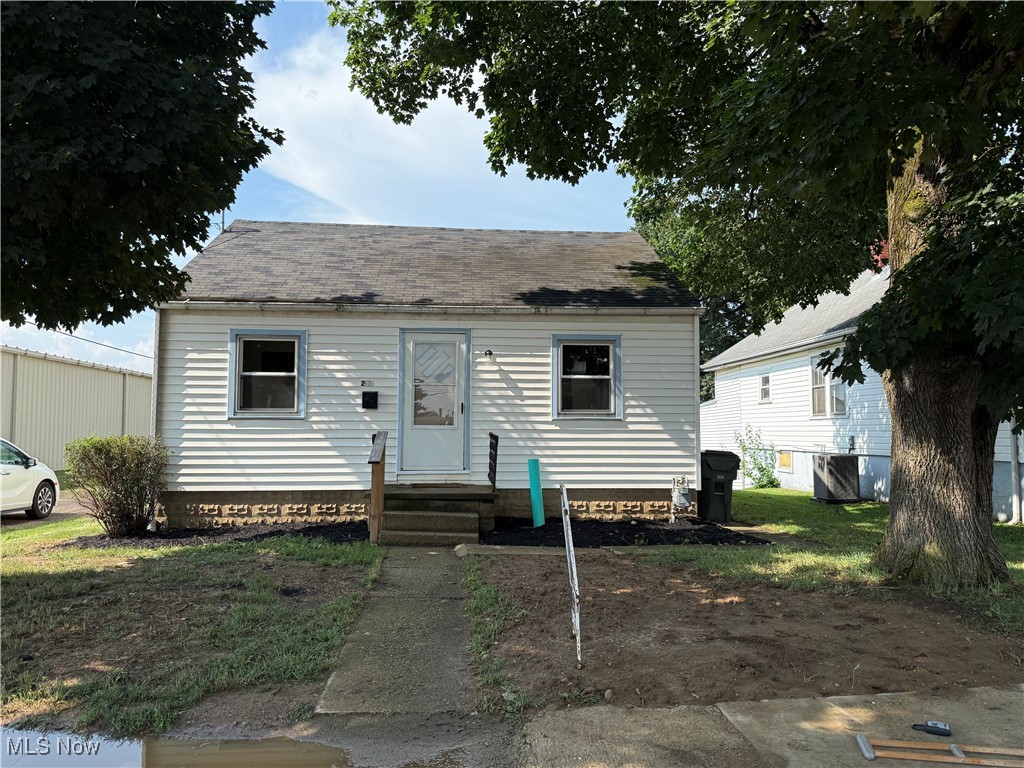 Cute & cozy 3 bedroom cape cod near downtown, stores and restaurants. The back yard is huge and there's even a garage!