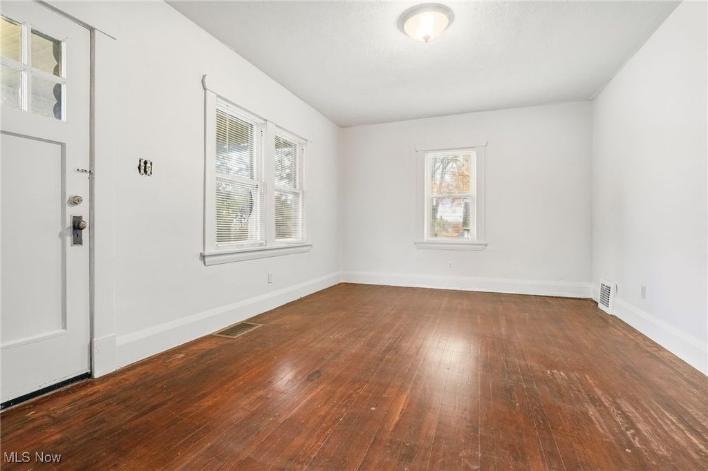 Photo of 12 Bouquet Avenue, Youngstown, OH 44509 (MLS # 5154794)