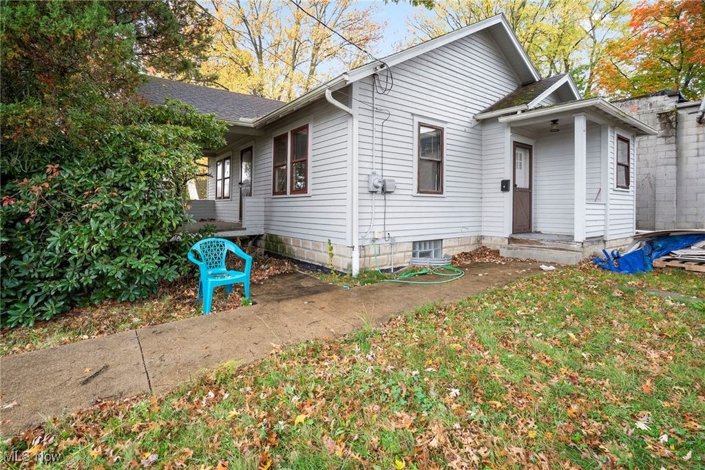 Photo of 12 Bouquet Avenue, Youngstown, OH 44509 (MLS # 5154794)