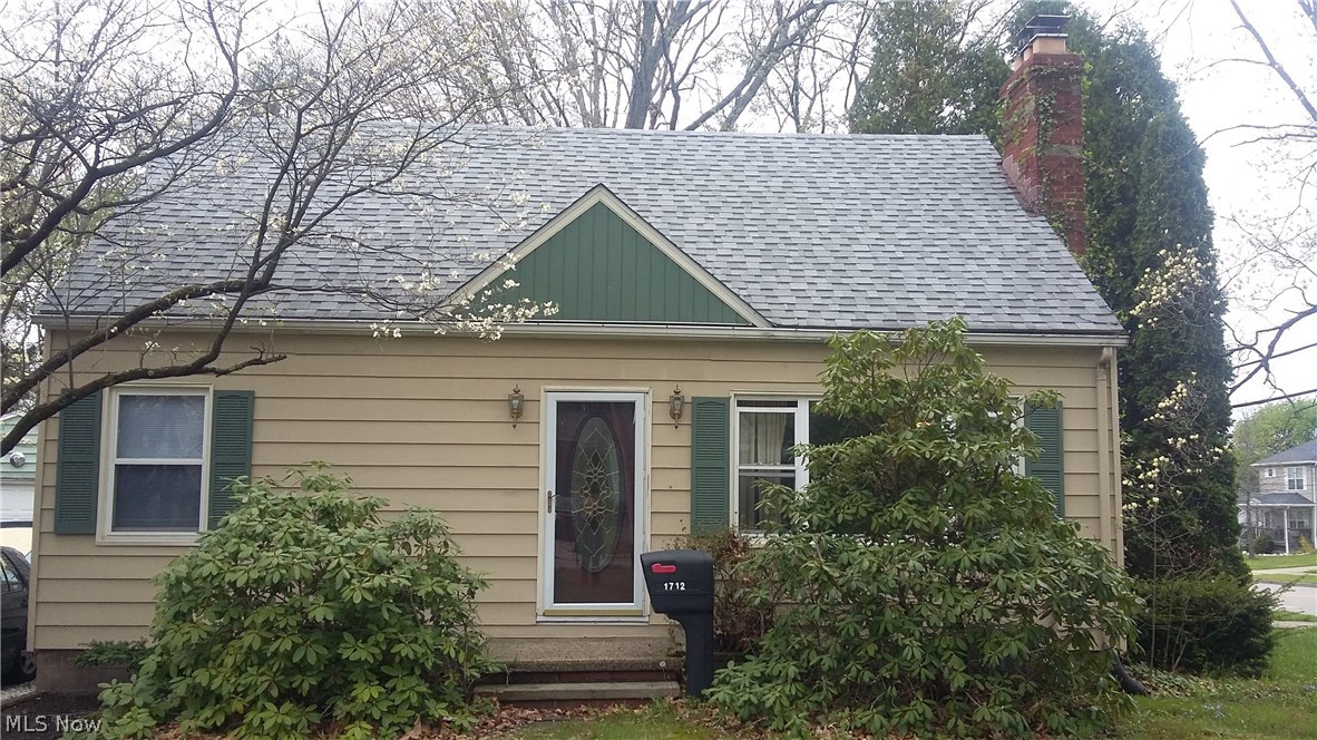 3 BR 1.5 bath Cape Cod in fantastic location! LR with new carpet, eat-in kitchen, 2 BRs, and full bath on 1st floor. MBR on 2nd floor with separate entry room and lots of built-in storage. Lower is half finished with dry bar and working fireplace, other half has storage room, 1/2 bath, and laundry room with dryer and stationary tub. Walks up and out to 3 seasons room between 1st floor and 2 car garage.
LEASING SPECIAL!! APPLY BEFORE 5PM ON SUN, 5/22 AND GET HALF OFF 2ND MONTH'S RENT IF APPROVED!!