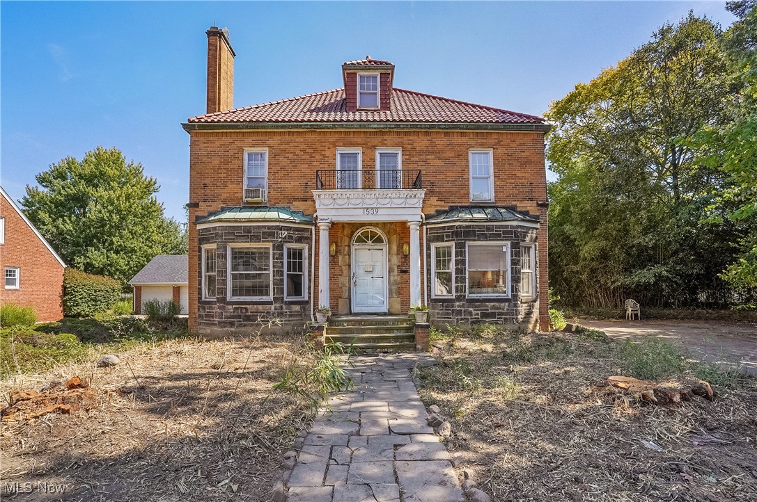 Main image without alt text