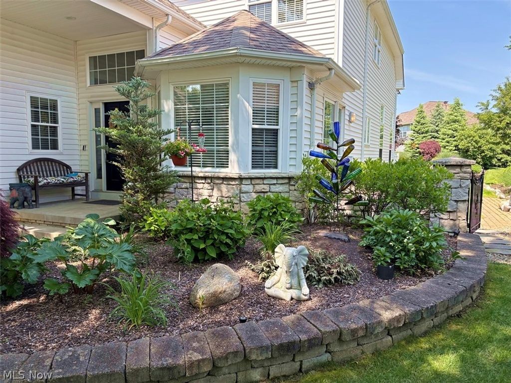 Photo of 441 W Glengary Circle, Highland Heights, OH 44143 (MLS # 5194923)