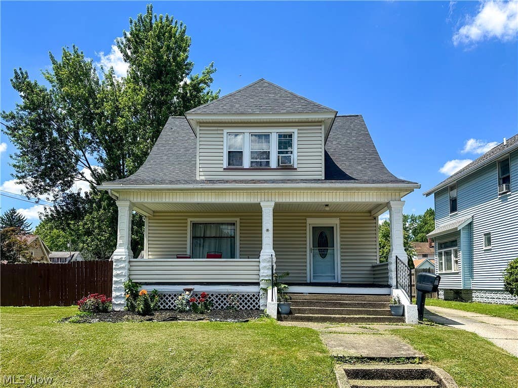 Photo of 554 Stanton Avenue, Niles, OH 44446 (MLS # 5222000)