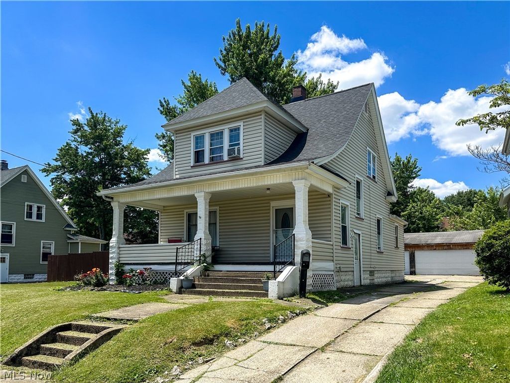 Photo of 554 Stanton Avenue, Niles, OH 44446 (MLS # 5222000)