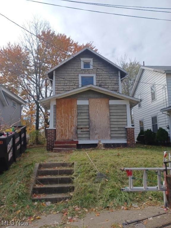 Investment Opportunity. Three bedroom 1.5 bathroom home that will need updates to the bathroom and kitchen. Make this home your own. Schedule a showing today.