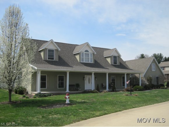 Fabulous home in a wonderful neighborhood. Lovely 2 story foyer with hardwood floor extending to formal dining room with trey ceiling. Great room with fireplace is open to kitchen with convenient L-shaped island & tile backsplash. Handy mudroom from huge 4 bay garage with 3 doors. Master suite has soaking tub, 4' shower, double bowl vanity, 2 walk-in closets. Many upgrades - solid wood doors, 9' ceilings, new roof & gutters 2013, new fridge, microwave, dishwasher. First floor den. Second floor has huge family/media room and 2 spacious bedrooms. Large lot with privacy fence, huge patio. M554 Elem: Phillips Elementary School Elem/Bus: Y JrHigh: Marietta Middle School School JrHigh/Bus: Y High: Marietta High School High/Bus: Y Fire: VOL Police: SHF ;SQFT=Fin L1:1742, Fin L2:1271, Fin Bsmt:0, Fin Above:3013, Fin Total:3013, Unfin Bsmt:0, Unfin Above:0;GAR= 3 Car Att, Opener(s)