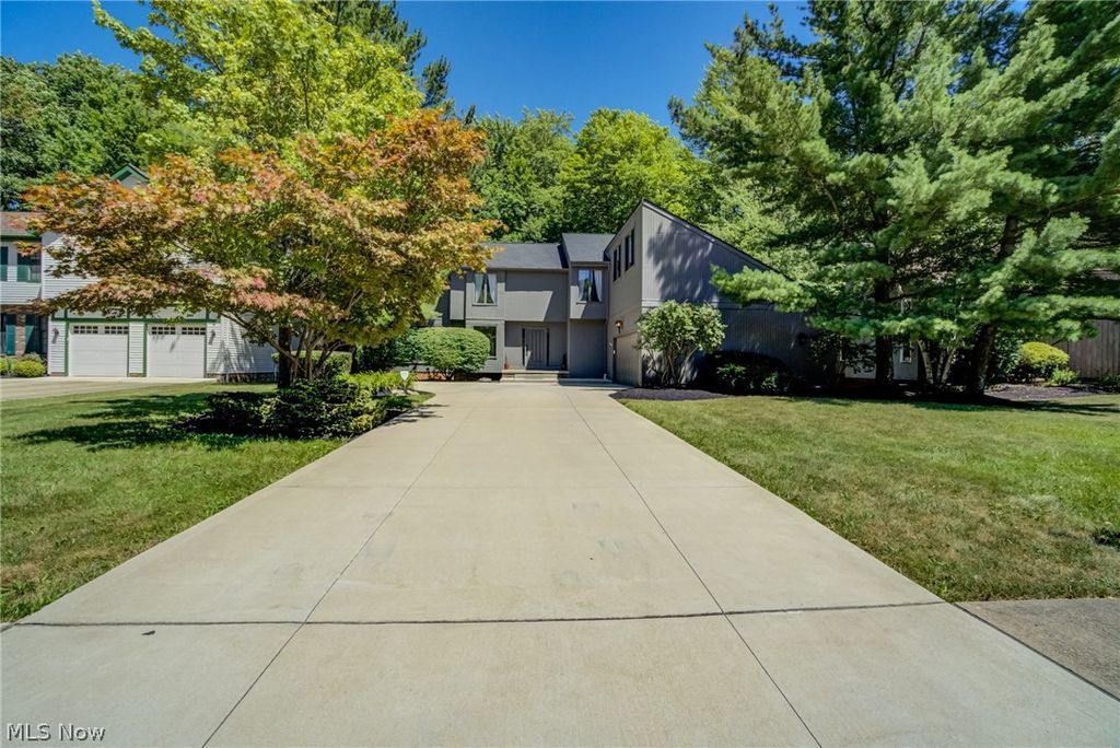 Photo of 5009 Lansdowne Drive, Solon, OH 44139 (MLS # 5193499)