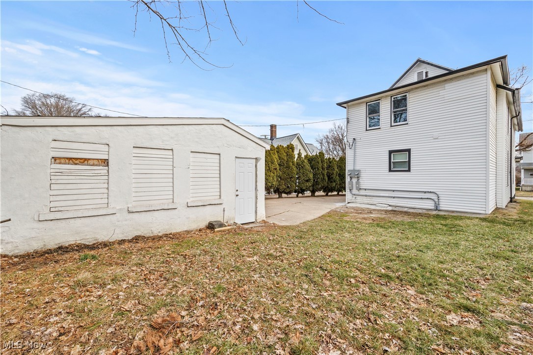 Main image without alt text