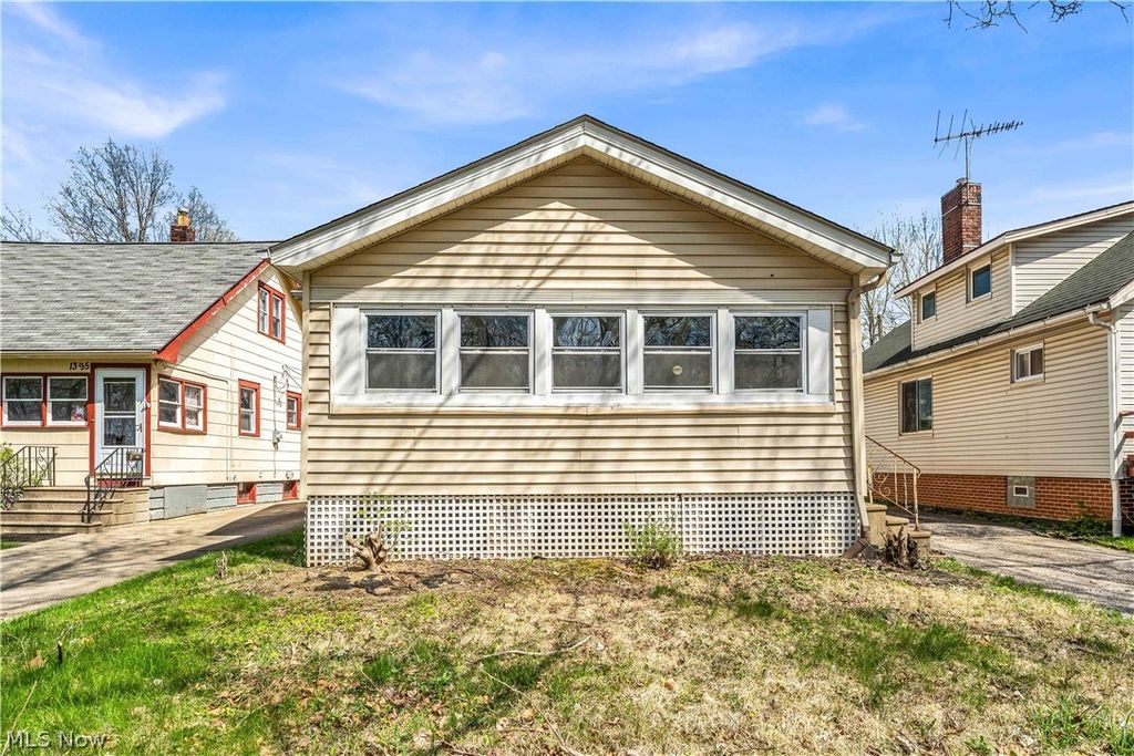 Photo of 1401 E 219th Street, Euclid, OH 44117 (MLS # 5201621)