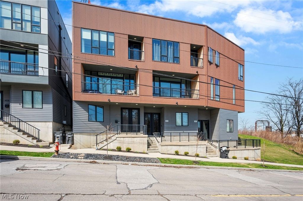 Photo of 402 Jefferson Avenue, Cleveland, OH 44113 (MLS # 5196618)