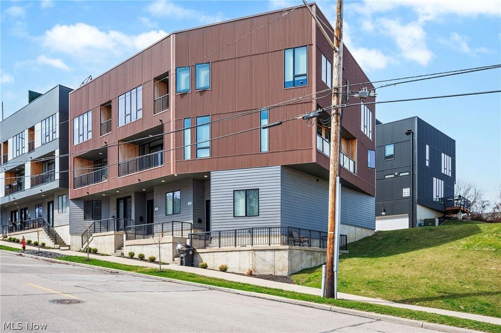 Photo of 402 Jefferson Avenue, Cleveland, OH 44113 (MLS # 5196618)