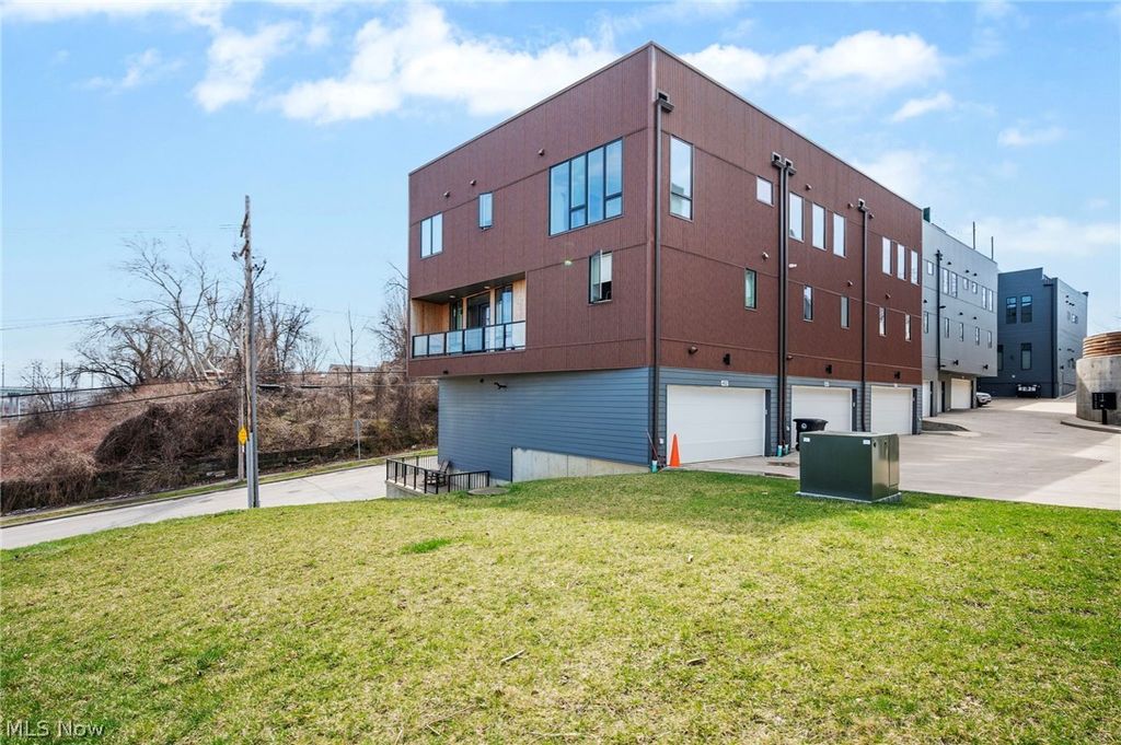 Photo of 402 Jefferson Avenue, Cleveland, OH 44113 (MLS # 5196618)