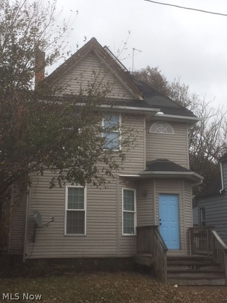 Great investment property! Great location in Detroit Shoreway, 4 units bringing in over $2000 a month in rent. 
Parking in the back and appliances included. Brand New Roof!