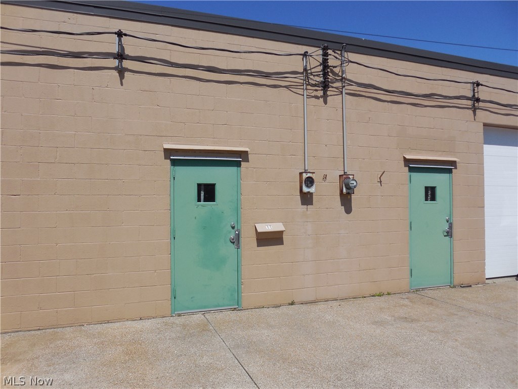 Located in Industrial area. Unit has office and restroom. Suitable for warehouse, distribution, fabricator and trades storage.