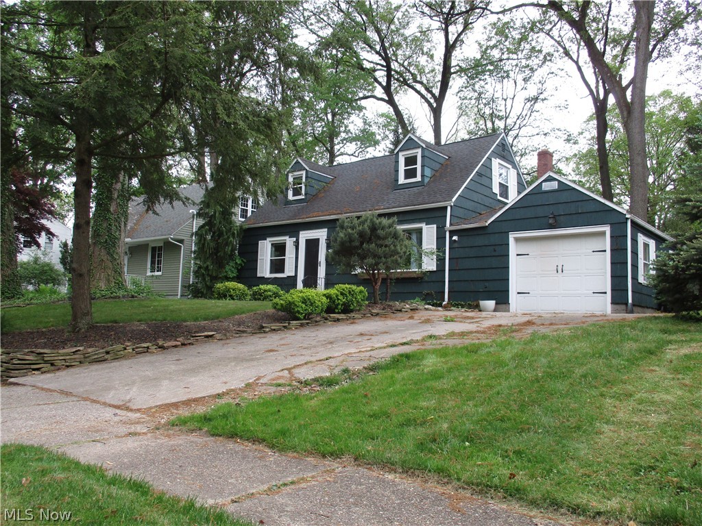 River Estates!!! 3 Bedroom Cape with first floor Family room. Newer Stainless Steel appliances in Kitchen. Remodeled Bathroom. Attached garage.
Silver Lake Elementary School, near back entry to Waterworks Park and Hike and Bike trail.