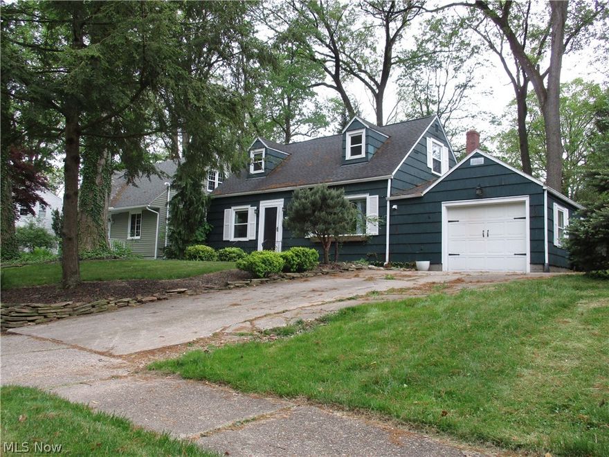 River Estates!!! 3 Bedroom Cape with first floor Family room. Newer Stainless Steel appliances in Kitchen. Remodeled Bathroom. Attached garage.
Silver Lake Elementary School, near back entry to Waterworks Park and Hike and Bike trail.
