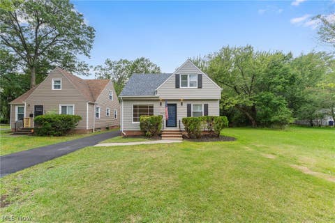 Photo of 1004 Woodview Road, Cleveland Heights, OH 44121 (MLS # 5239090)