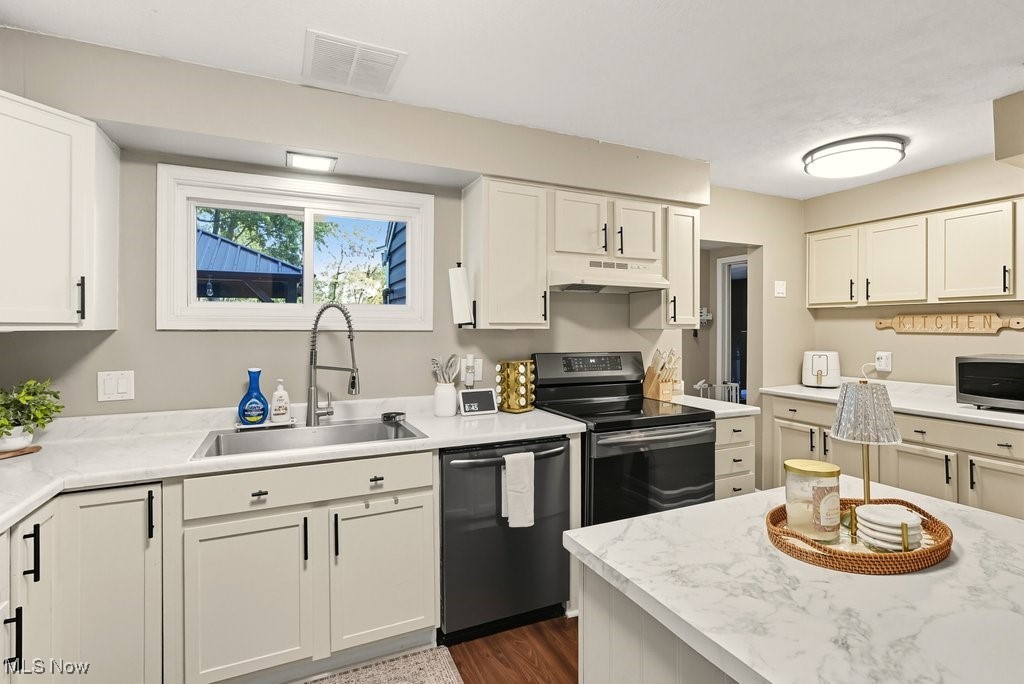 Cuyahoga Falls, Ohio 44221, United States, 4 Bedrooms Bedrooms, ,1 BathroomBathrooms,Residential,Active,221700