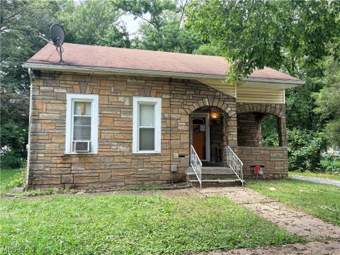 Homes For Sale - 572 East Avenue<br/> Akron, OH 44320