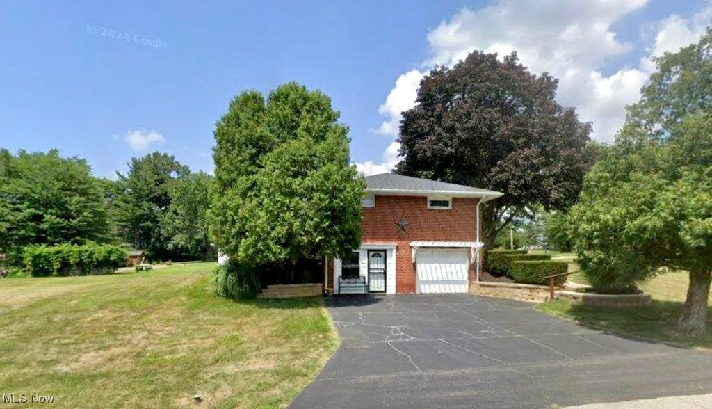 Photo of 1365 Salway Avenue SW, North Canton, OH 44720 (MLS # 5174990)