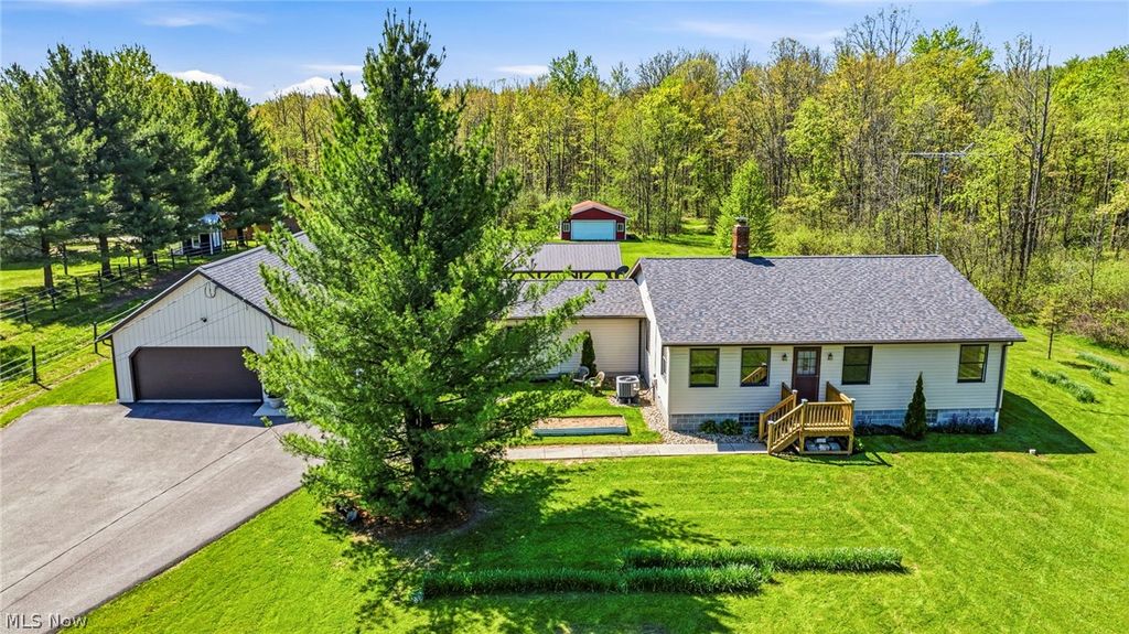 Photo of 16715 Nauvoo Road, Middlefield, OH 44062 (MLS # 5206488)