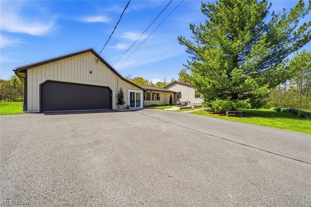 Photo of 16715 Nauvoo Road, Middlefield, OH 44062 (MLS # 5206488)