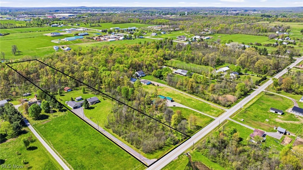 Photo of 16715 Nauvoo Road, Middlefield, OH 44062 (MLS # 5206488)