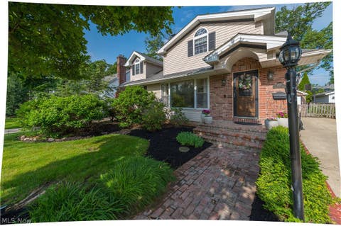 Homes For Sale - 450 Lake Forest Drive<br/> Cuyahoga County, Bay Village, OH 44140