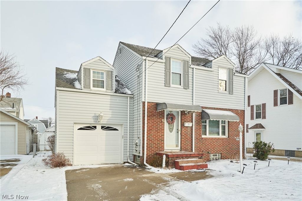 Photo of 942 Bellflower Avenue SW, Canton, OH 44710 (MLS # 5195707)