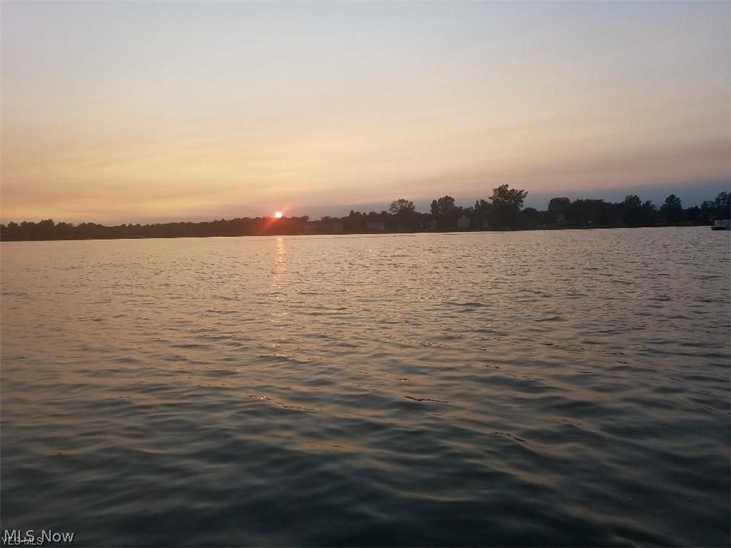 Cinnamon lake - Land