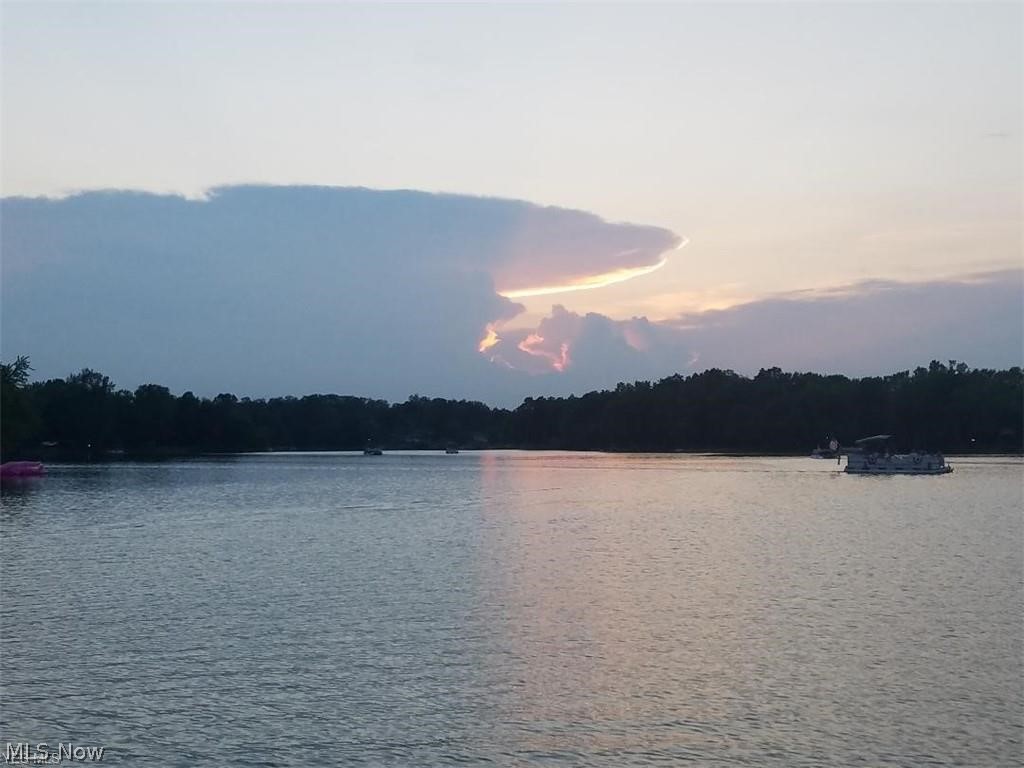 Cinnamon lake - Land