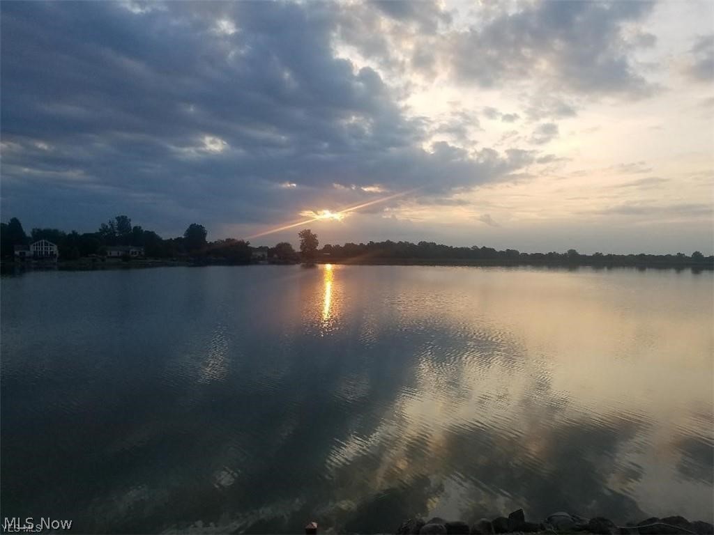 Cinnamon lake - Land