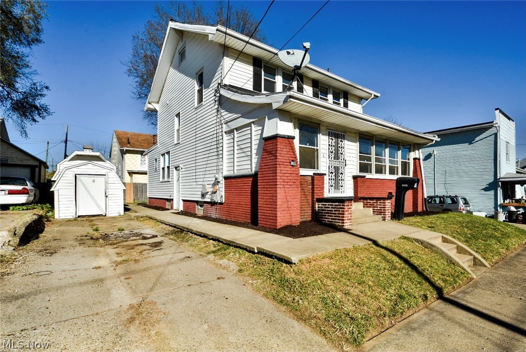 Main image without alt text