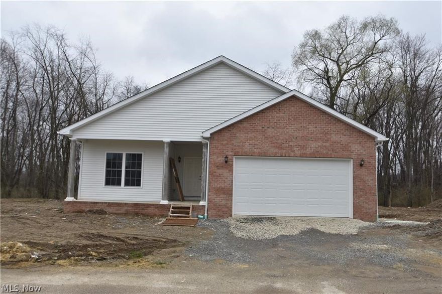 New construction Ranch featuring a true open concept floor plan in the Hampton Ridge community.  Enjoy the views of the Creekside lot!  Great room with 10ft. ceiling and fireplace, designer kitchen, enclosed sunroom, master bedroom suite with custom tiled walk-in shower and walk-in closet.  Creekside lots NOW available with a 2 bedroom ranch floor plan.  HOA fee is estimated.  Three villa now under construction.