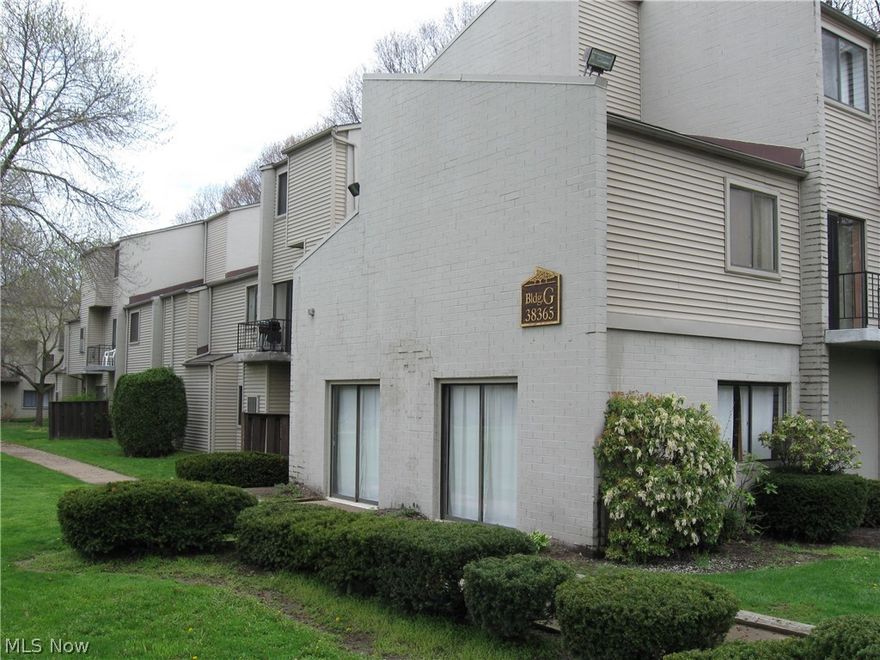 1st Floor Ranch Condo.  2 Bdrm's & 1 Bath.  Appliances. A/C