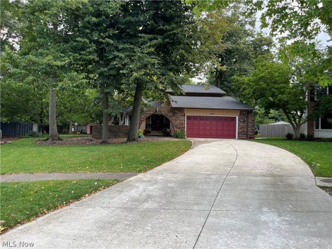 Homes For Sale - 17022 Eagles Nest Circle<br/> Strongsville, OH 44136